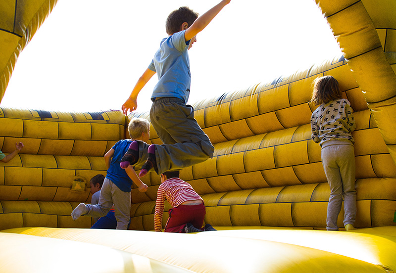 Niños saltando en un castillo hinchable